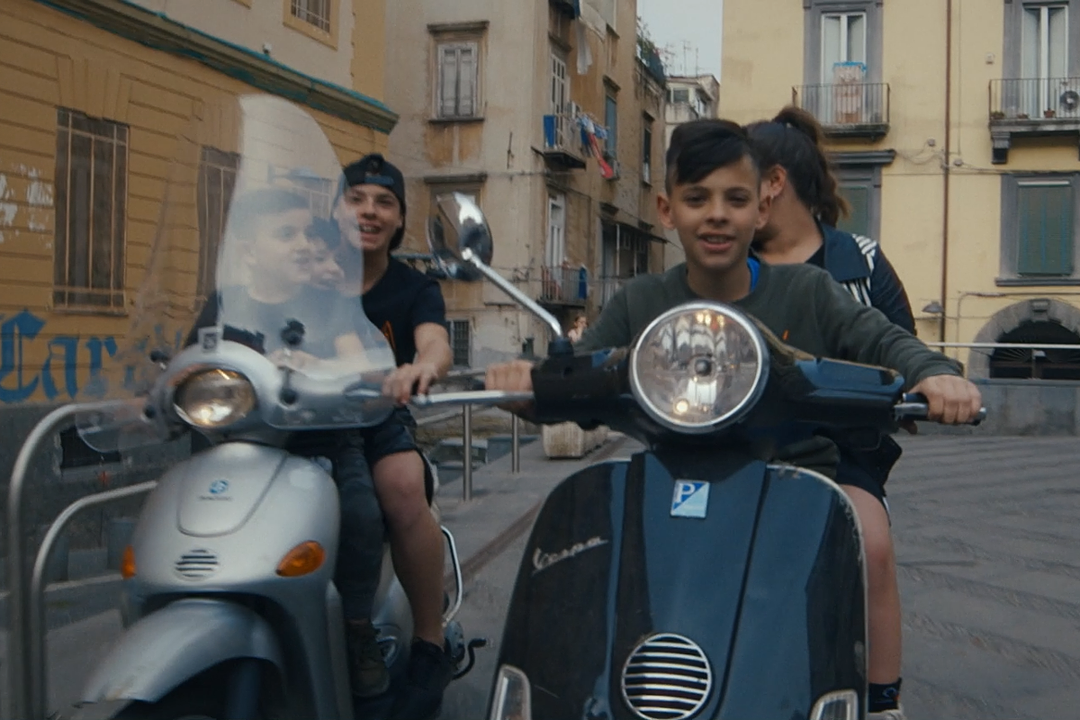 A group of young people riding vespas in the documentary NASCONDINO (HIDE & SEEK).